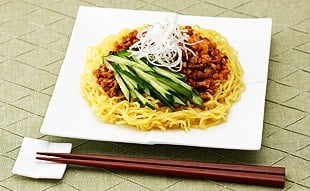 がんの食事・レシピ集～豚ひき肉とエリンギのジャージャー麺｜がんを学ぶ｜ファイザー